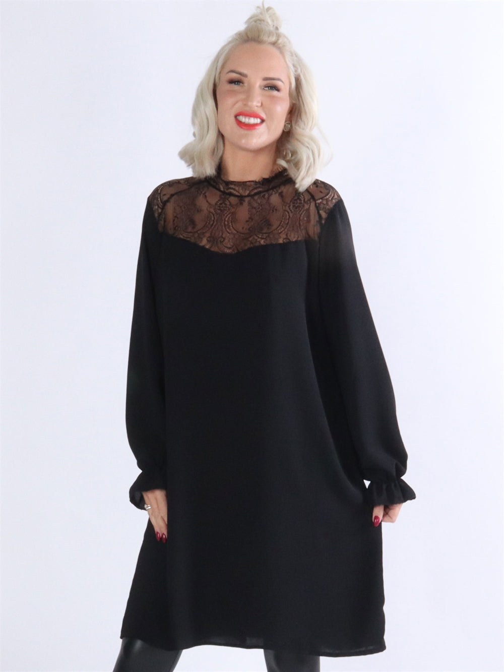 Katharina - Kjole med blondetaljer foroven